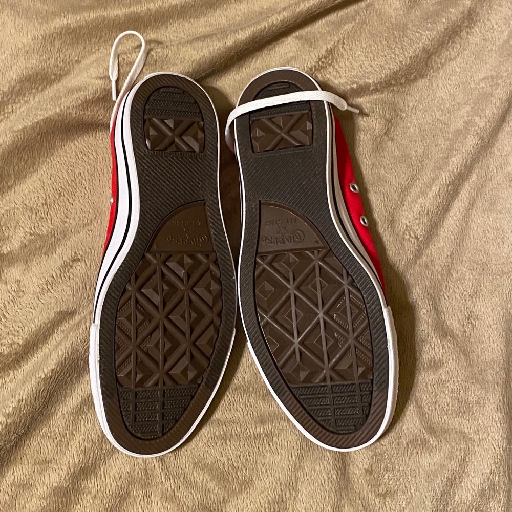 Red converse - Picture 2 of 4
